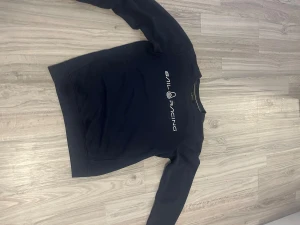 Marinblå Sail Racing sweatshirt S - Snygg marinblå sweatshirt från Sail Racing i storlek S. Tröjan har rund hals, lång ärm och vit logotyp tryckt på bröstet. Mjuk och skön bomullskvalitet, perfekt för chill dagar. Diskret broderad logga i nacken på baksidan.                             MÖTS I STOCKHOLM🙃