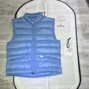 Moncler väst gui - Hej! Jag säljer nu min moncler väst som är i nyskick den är andvänt väldigt sparsamt och inte alls länge, den är självklart äkta och köpt ifrån Nk kvittot finns som bevis till det och nfc Scan funkar som den ska. original tillbehören ingår med jackan som taggarna og plastpåsen och dustbagen, priset är hugget i Sten hör av dig vid minsta lilla fråga!😄