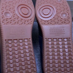 Maison margiela gats navy blue - Hej,säljer mina Maison margiela gats navy blue i storlek 43 och i mycket bra skick