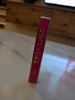 Viva La Juicy parfym 10ml - Viva La Juicy från Juicy Couture i en smidig 10 ml sprayflaska. Perfekt storlek för att ta med i väskan och fräscha upp dig när du vill. Snygg design med rosa detaljer som sticker ut.