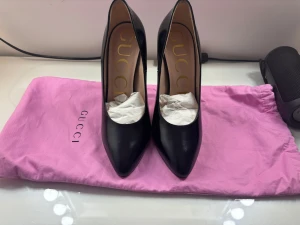 Svarta Gucci klackskor - Svarta Gucci klackar i perfekt skick! Inga defekter förutom några enstaka skrapor på botten av sulan (visas på bild). Extra klack medföljer samt en rosa dust bag och äkthetsbevis. Skriv för mer info/frågor eller diskussion om pris. (Storlek 36 men passar 36/37)