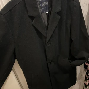 Herr kappa - tilig klassisk herr kappa till vintern eller höst kanske även funkar på sommaren vem vet. Den är varm i sig och har bra passform. Har en inne ficka samt två vanliga. Aldrig använd bara testad.