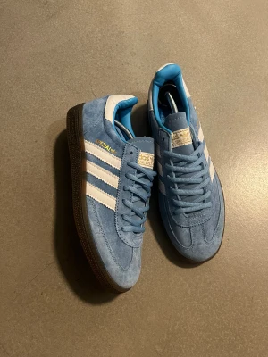 Adidas Spezial - Gröna feta Adidas Spezial i storlek 42. Köpta i Vietnam så därav priset (fejk), fortfarande bra kvalle o fräscha. Köp sker via ”köp nu” funktionen :) 