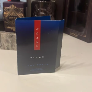 Prada Luna Rossa Ocean sample - Upptäck Prada Luna Rossa Ocean – en fräsch och energigivande eau de toilette. Här möts livlig bergamott, eleganta irisnoter och intensiv vetiver. Perfekt för dig som vill sticka ut med en modern och sofistikerad doft.