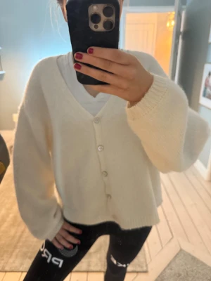 Stickad kofta - Trendig stickad kofta! Psssar s/m