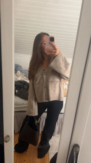 Svarta wide leg  byxor - Säljer ett par svarta byxor med wide leg modell och normal passform. Byxorna har medelhög midja och är i ett mjukt, lite stretchigt material som sitter snyggt över höfterna och släpper ut vid benen. Perfekta för en trendig och avslappnad look.