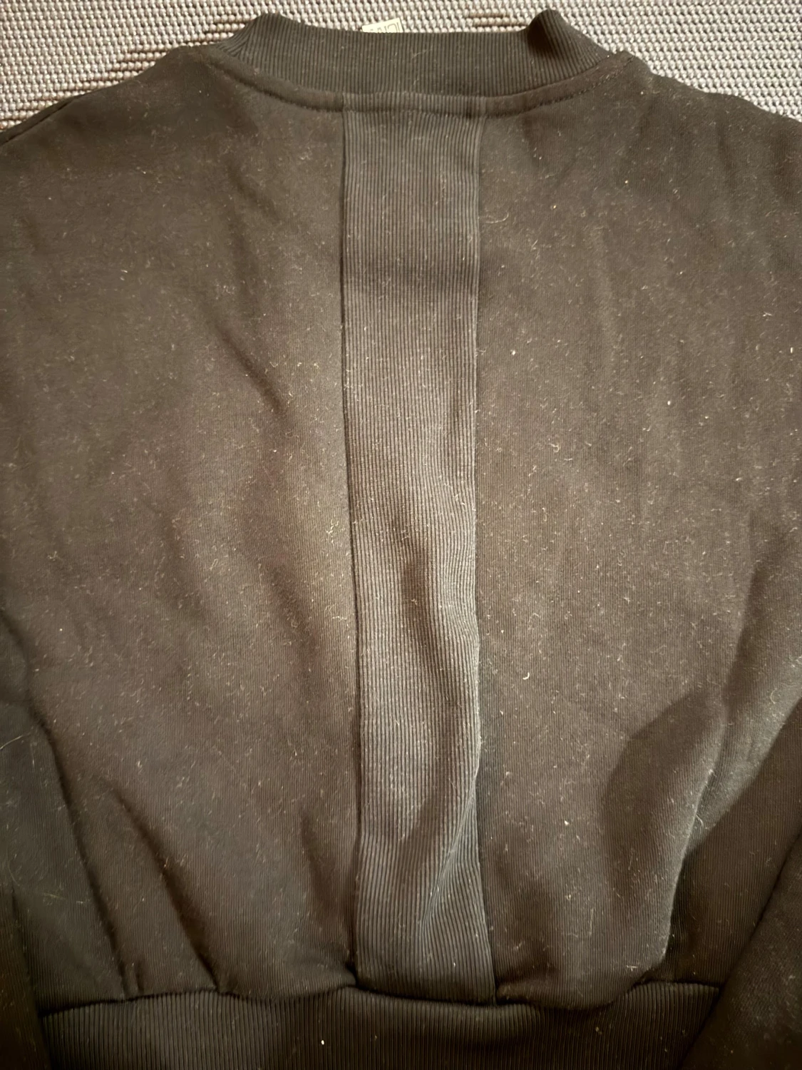 Svart sweatshirt från ICANIWILL -Croppad  - 5