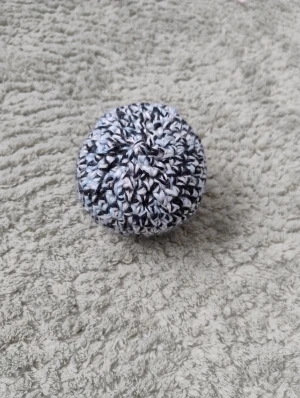 Handgjord virkad stressboll - Säljer en handgjord virkad stressboll i svart vitt och blått. Perfekt när man känner sig stressad och vill lugna ner sig. Virkad av mig!