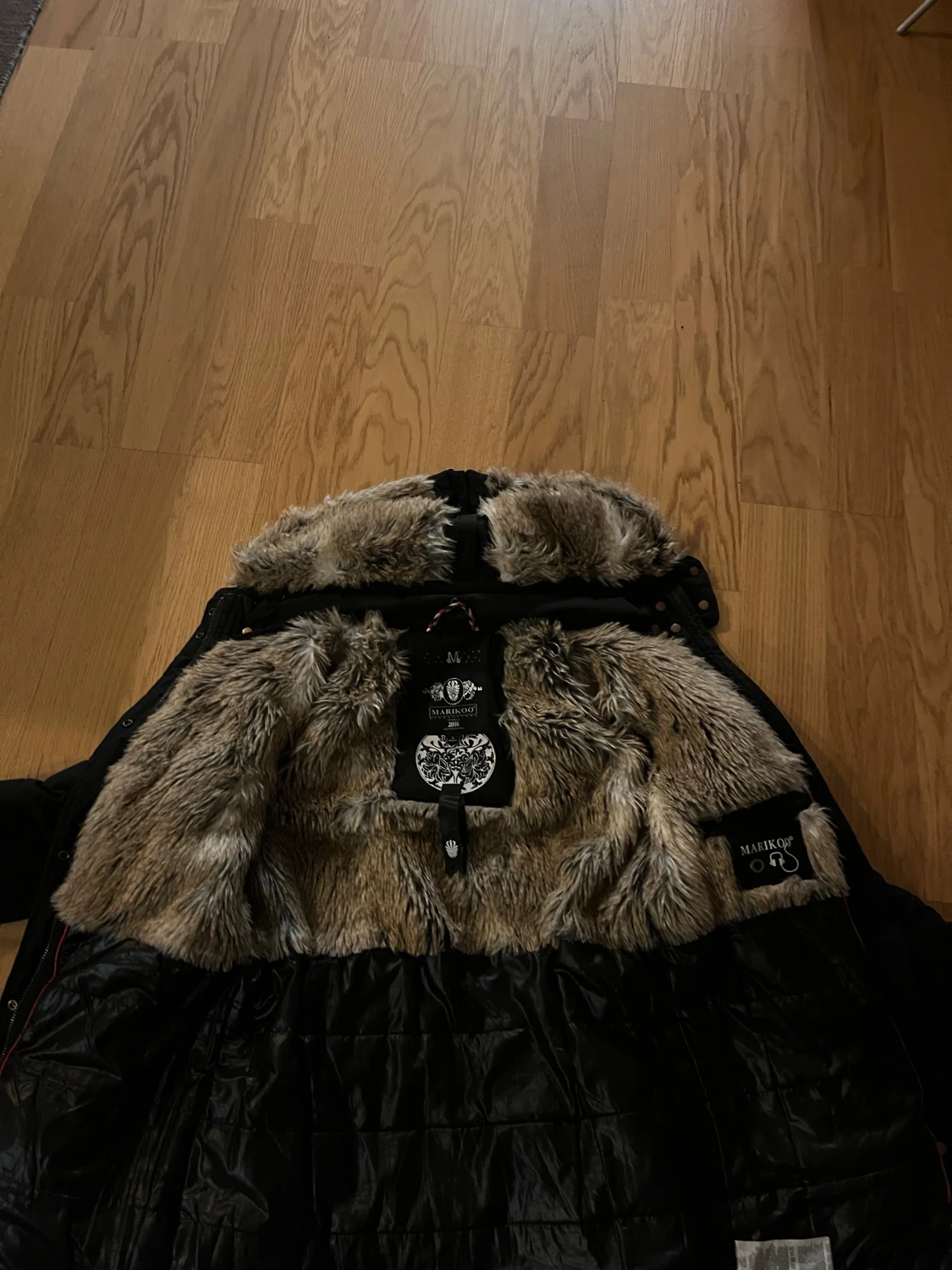 Svart vinterjacka med fuskpäls från Marikoo - 3