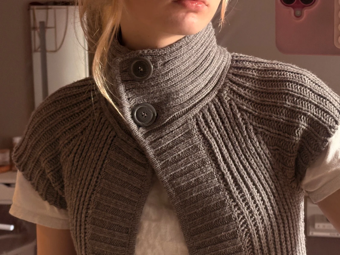 Grå stickad väst med hög krage - 2