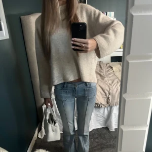 Snygga bootcut jeans - Snygga ljusblå bootcut jeans från Madlady med framträdande sömmar och små fickor fram. Modellen har låg midja och klassiska bakfickor med knapp detalj. Använda Max 3 gånger. Storlek 32 men passar också 34 som jag är. Jag är 170cm lång. 35cm⬅️➡️men passar upp till 38. Köptes för 700kr. Tar gärna prisförslag.💗 