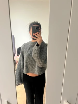 Grå stickad - Jättefin stickad tröja som har en fin modell och passform, den är lite kroppad. Säljer eftersom det ej är nått för mig längre