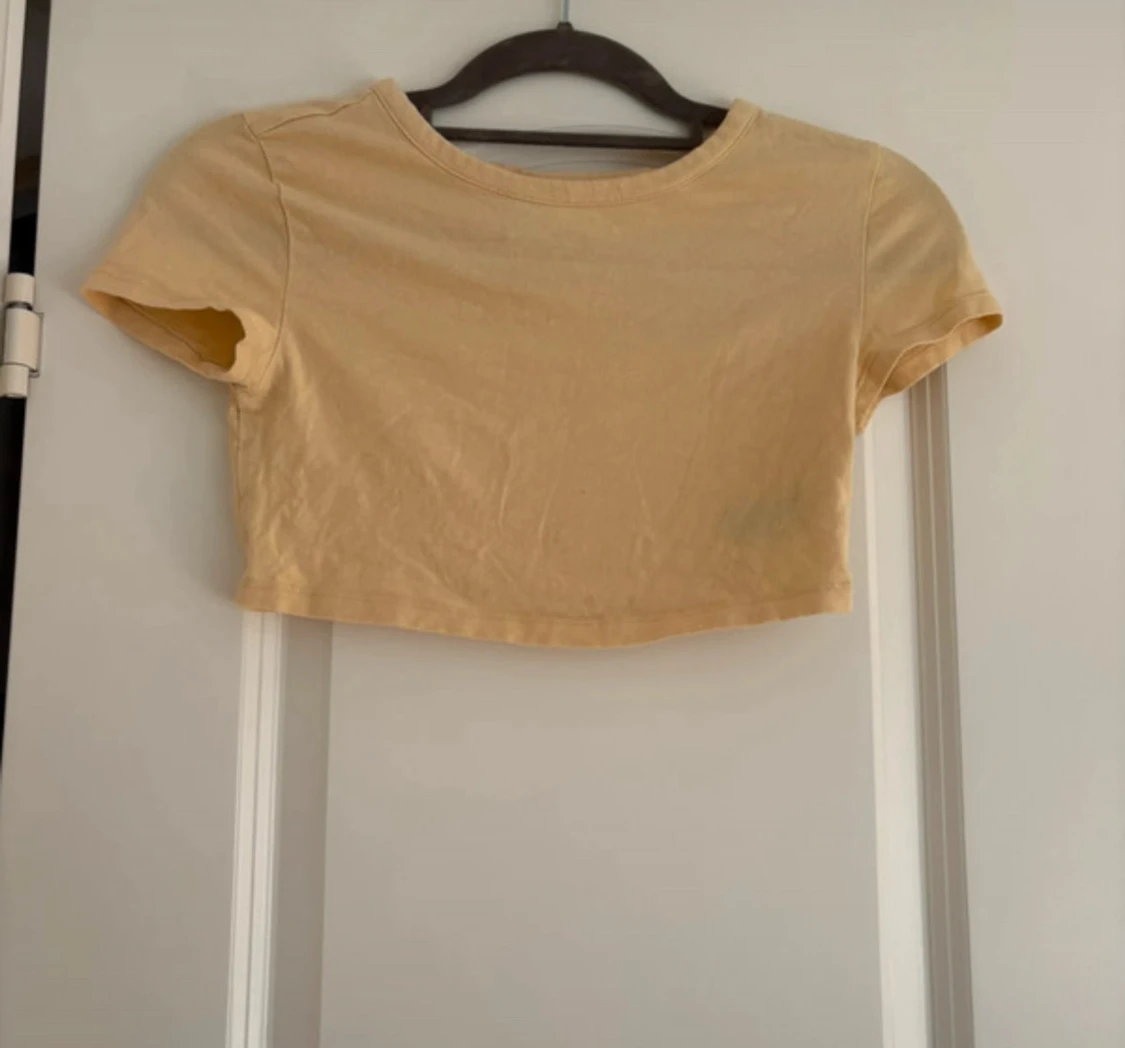 Beige croppad topp från DIVIDED