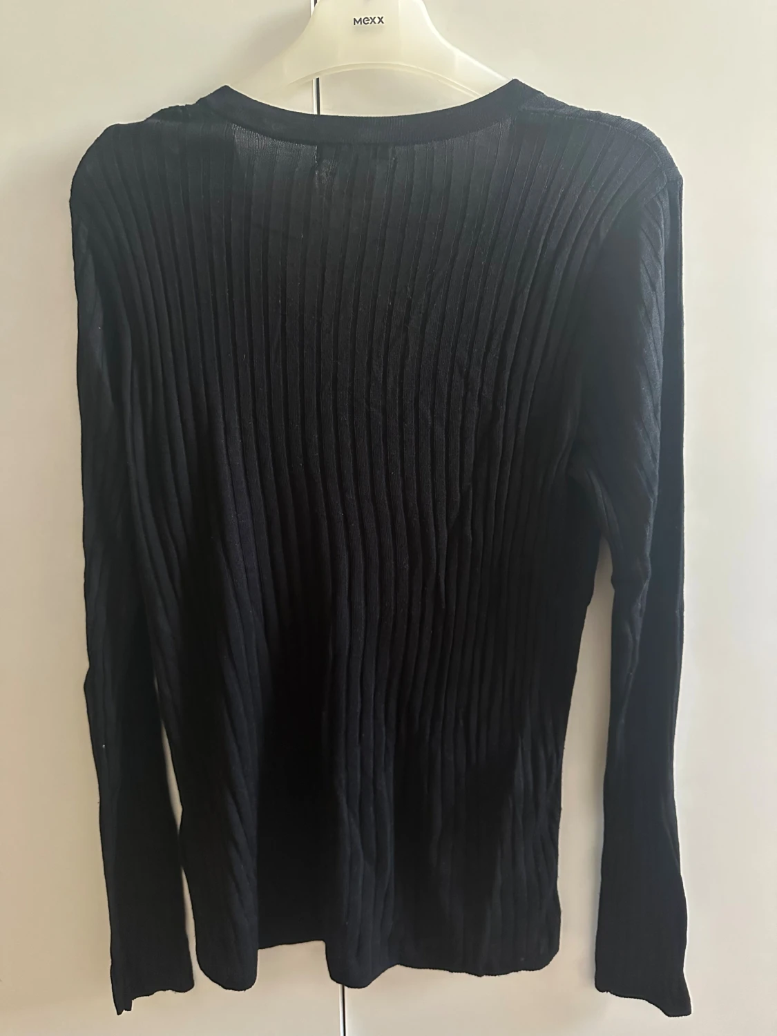 Svart ribbad v-ringad tröja - 3