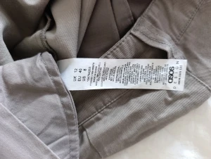 Beiga vida byxor från ASOS Design TALL - Snygga gråbeigea byxor från ASOS Design i modellen Tall. Byxorna har vida ben, hög midja och är tillverkade i bomull och elastan.