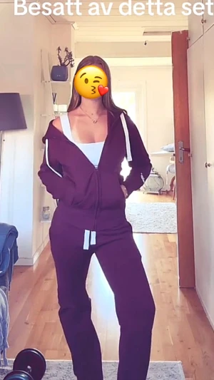 Russemerch set i vinrött  - Säljer detta set då det bara har använts 2 gånger, köpte settet i somras för ungefär 1300kr på deras egna hemsida. Tröjan är XS och byxorna är S. Finns inga defekter! På första bilden är det är filter på så färgen vissas inte så rättvist men skriv om fler bilder! 