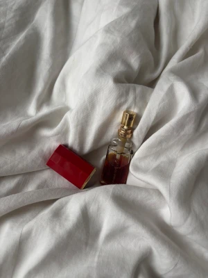 Cinnabar Estée Lauder parfym - Cinnabar från Estée Lauder i en smidig flaska med röd kork❄️⛄️. Perfekt storlek att ta med i väskan. Märkets klassiska design gör den till ett snyggt tillskott i din samling. Volym och ingredienser syns ej på bilderna.