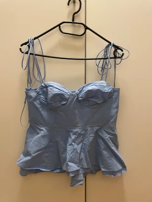 Zara topp - Topp från Zara, sparsamt använd❤️kan behövas strykas🥰Storlek M, men passar nog mindre skulle jag säga! 
