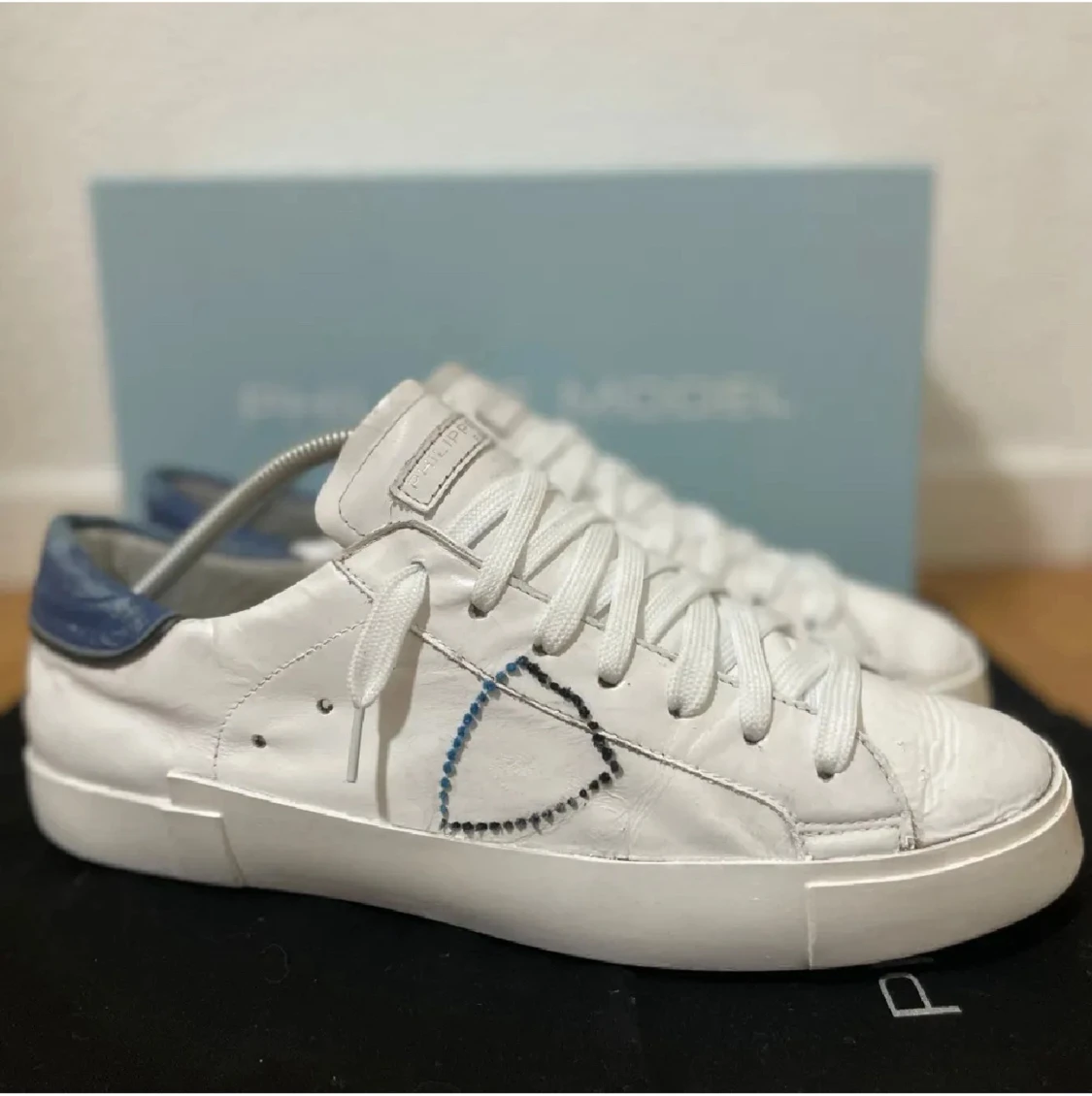 Philippe Model vita sneakers med blå detalj