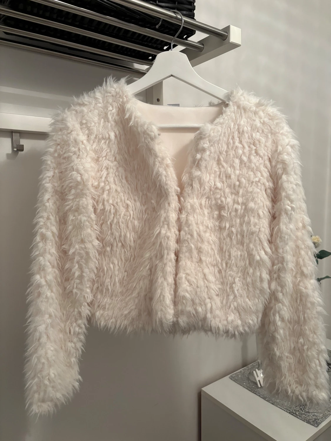 Ljus fluffig pälsjacka