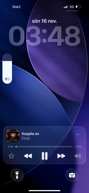 iPhone 14 - Snygg iPhone 14 med 5G-stöd och modern design. Skärmen visar tydligt och responsivt gränssnitt, och enheten verkar vara i mycket gott skick utan synliga repor eller skador. Perfekt för musik, appar och samtal. Levereras med senaste iOS.