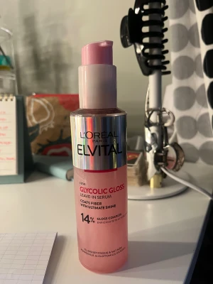 L'Oréal Elvital Glycolic Gloss Serum - Säljer en L'Oréal Elvital Glycolic Gloss Leave-In Serum med 14% gloss complex ger intensiv glans och mjukhet till håret. Kommer i en snygg rosa pumpflaska med silvrig etikett. Perfekt för att tämja frissigt och matt hår och boosta shine💕 de är fortfarande mycket kvar i flaskan, som nu ser på bilden!!!