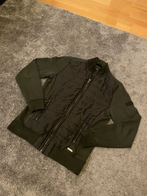 Cavallaro Napoli Cardigan  - Mörkgrön och fet cardigan. Inga defekter storlek M. Sitter fint och allt. Skriv vid frågor 