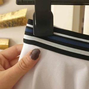 stickad - marinblå stickad omlott tröja 