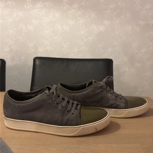 Grå-olivgröna Lanvins - Ett par stilrena Lanvins som man verkligen står ut med! Väldigt bra skick med enbart en lite mindre defekt (se bild 4). Passar perfekt nu till vintern!                                          Vid frågor tveka inte att höra av er!                                                          /Anton                                                                            Box samt dustbag ingår ej*