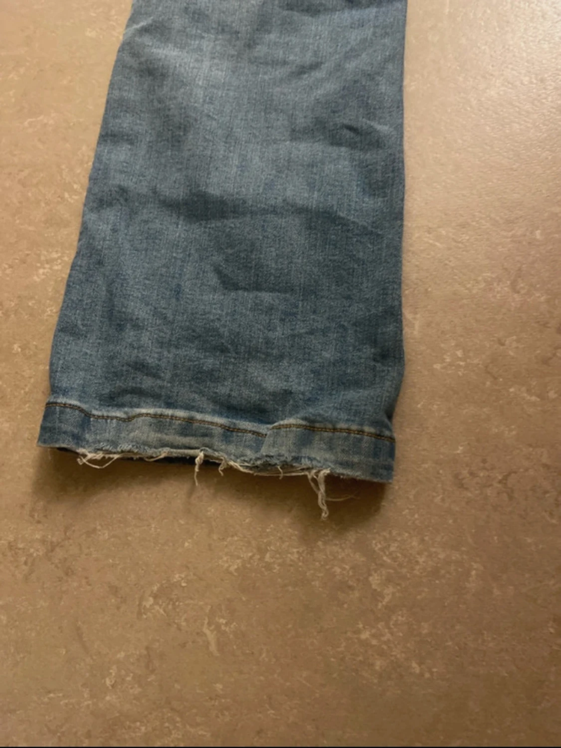 Bootcut ljusblå jeans med rå kant - 3