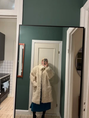 Pälskappa i fårpäls - Vit/krämvit pälskappa i fårskinn med fickor, går att stänga! Köpt för ca 10.000 på NK för många år sedan 