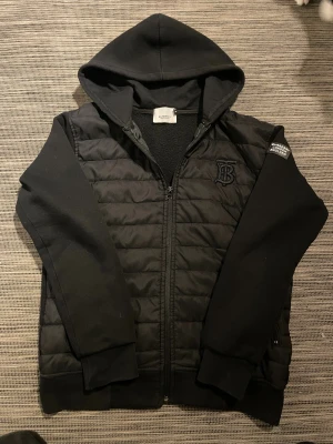 Svart burberry cardigan - Säljer en snygg Burberry cardigan! Cardiganen är i mycket bra skick och har inga defekter. Perfekt till vintern! Om ni har några frågor så är de bara att höra av er😊