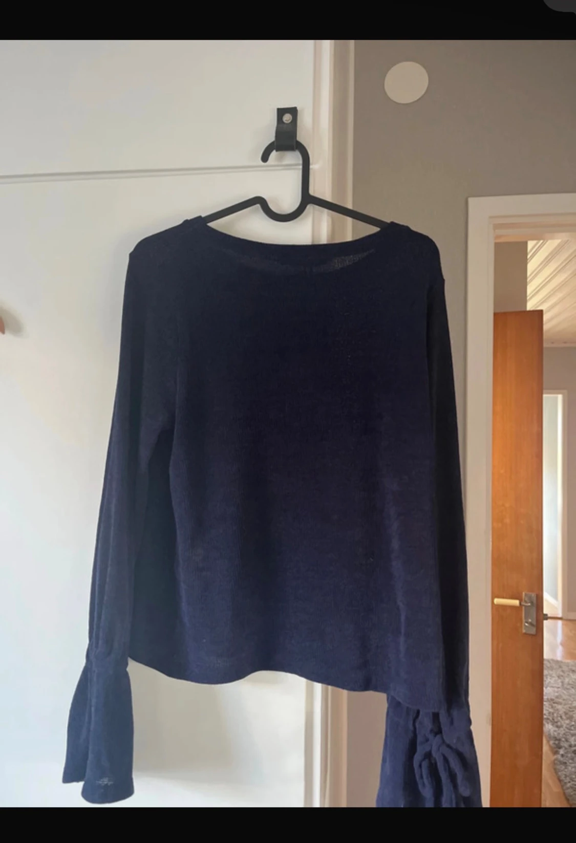 Mörkblå långärmad tröja med knyt - 1