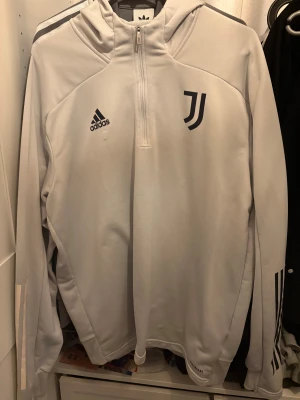 Vit huventus hoodie - Vit hoodie Juventus från Adidas