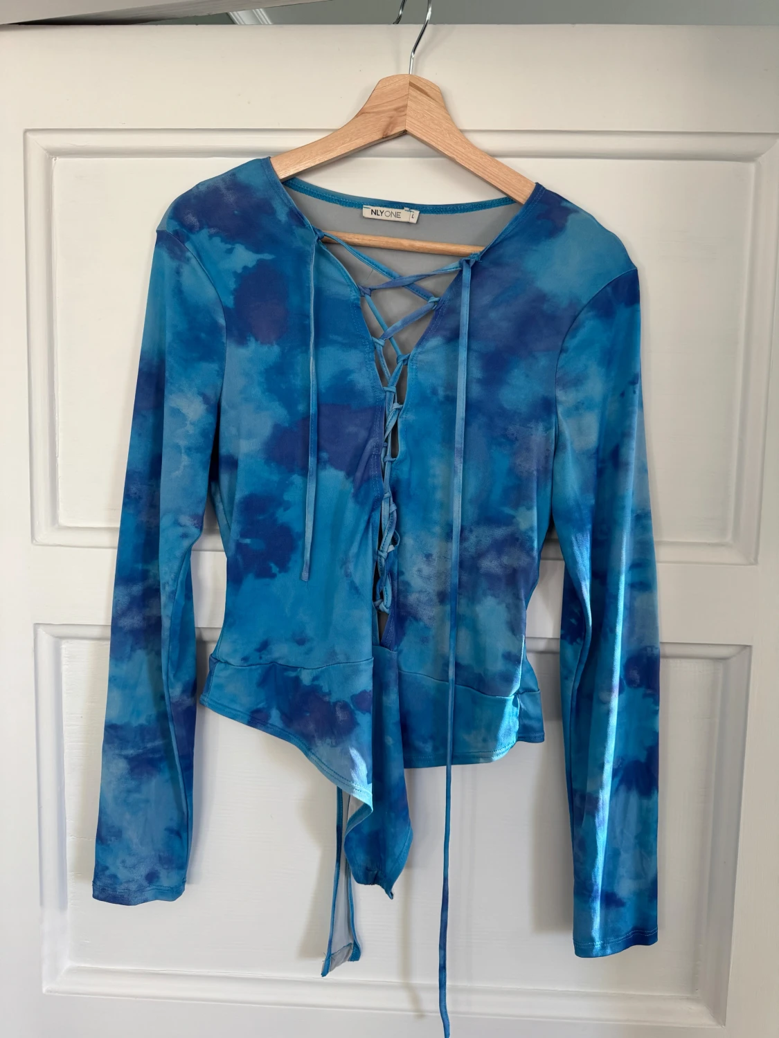 Blå snörad långärmad topp NLY One