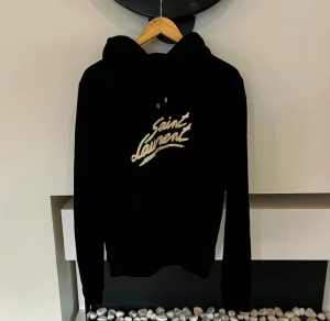 Yves Saint Laurent hoodie  - Tjena, säljer denna helt nya, jättesnygga hoodien från Saint Laurent i den finaste modellen. På hoodien står det M, men den passar som S/M. Skriv gärna vid intresse!