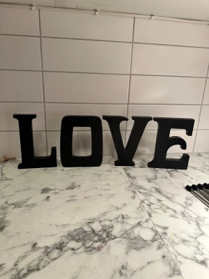 Inredning - Love bokstäver som inredning med några små skavanker på kanterna som inte syns så tydligt