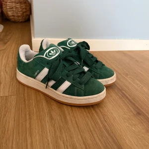 Adidas Campus gröna sneakers mocka - Tar tyvärr alrig på dem så tänkte sälja istället. Skorna är i rkt bra skick, ser nästan nya ut. Köpte förra året. 