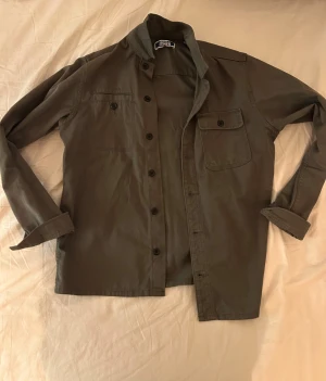 Overshirt - Overshirt från Jack and Jones i storlek 164 vilket resulterar till strlk Xs bra skick!!!