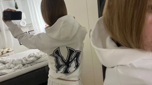 Hoodie - As snygg hoodie med tryck baktill, knappast använd och kommer ej till användning