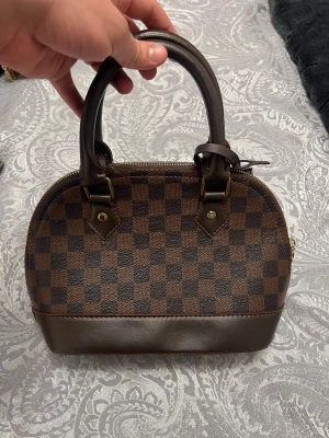 Dam väska märkes - Säljer min fina och unika dam väska märkes