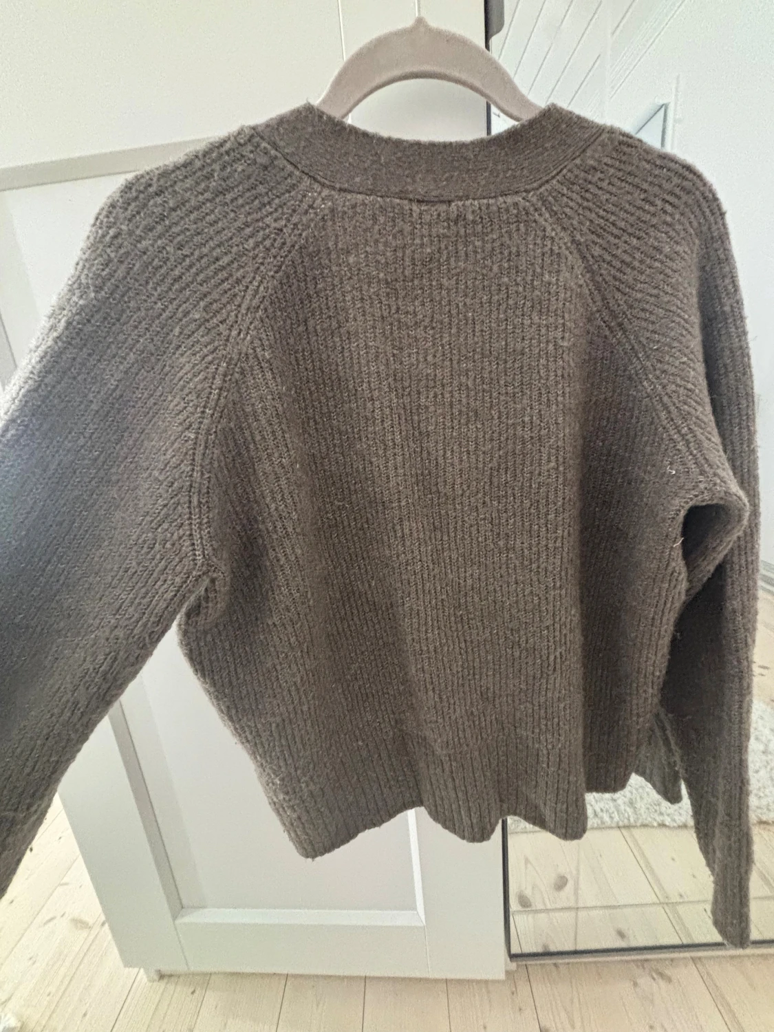 Brun stickad kofta med knappar - 4