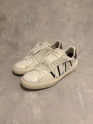 Valentino open - Otroligt snygga Valentino open skor i storlek 41. Använda två gånger så otroligt fint skick. Nypris 7000kr. Självklart äkta! DM vid intresse!