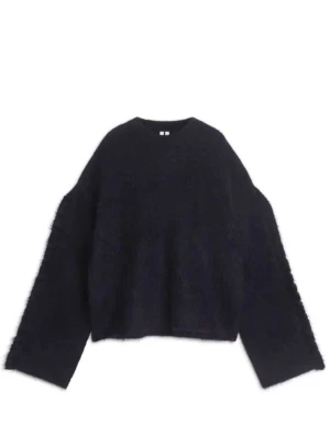 Mörkblå stickad tröja med volanger - Säljer denna jättefina mörkblå stickade tröjan med volanger på ärmarna. Säker denna pågrund av att den är förstor för mig. Helt oanvänd!💞💞