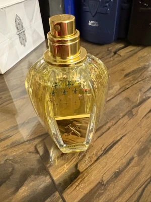 Xerjoff Parfum 50ml Made in Italy - Lyxig parfym från Xerjoff, 50ml flaska. Tillverkad i Italien med exklusiv design och gulddetaljer. Perfekt för dig som vill sticka ut och addera en elegant touch till din stil. Det finns ingen kork eller kartong till den 