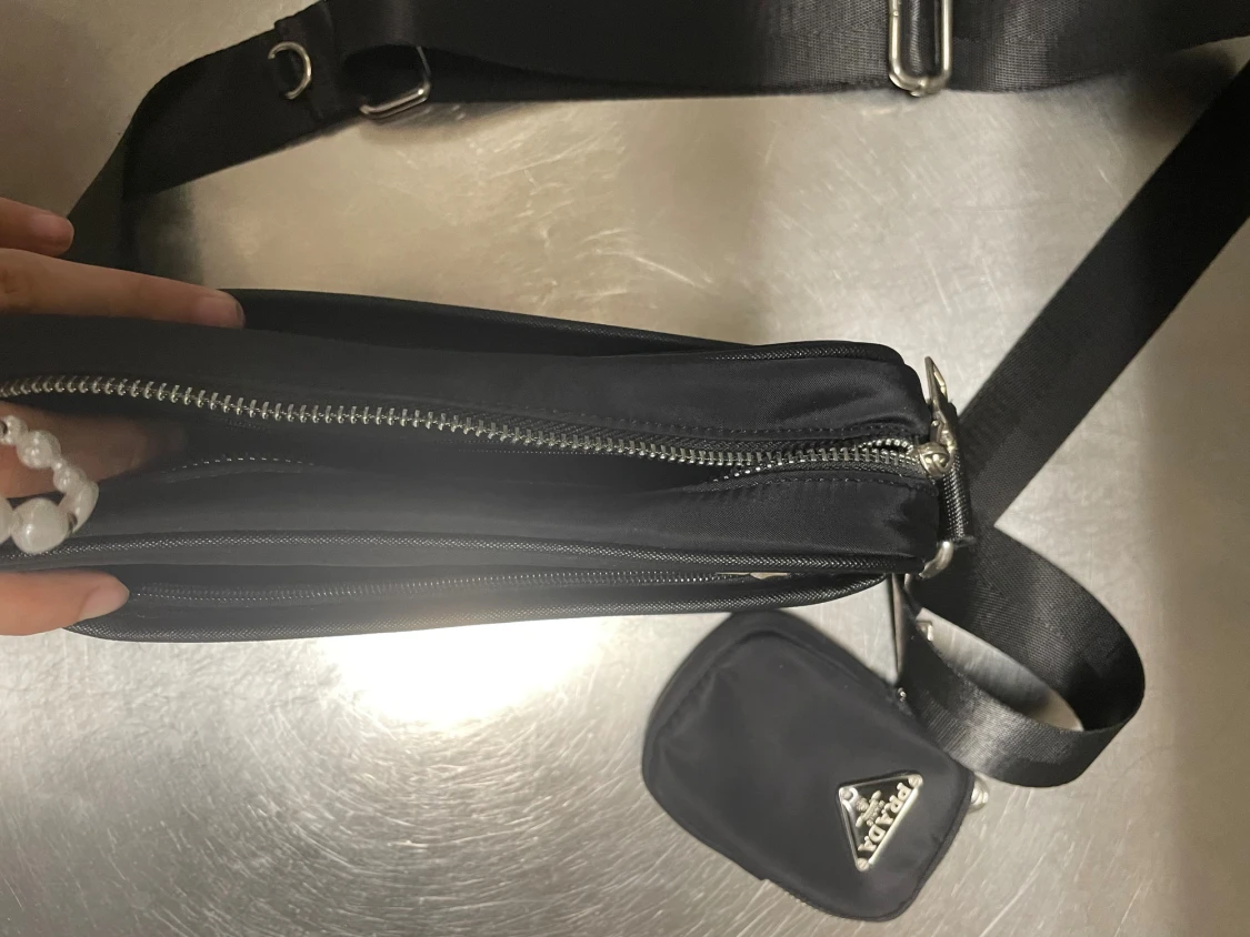 Svart axelväska från Prada med extra pouch - 4