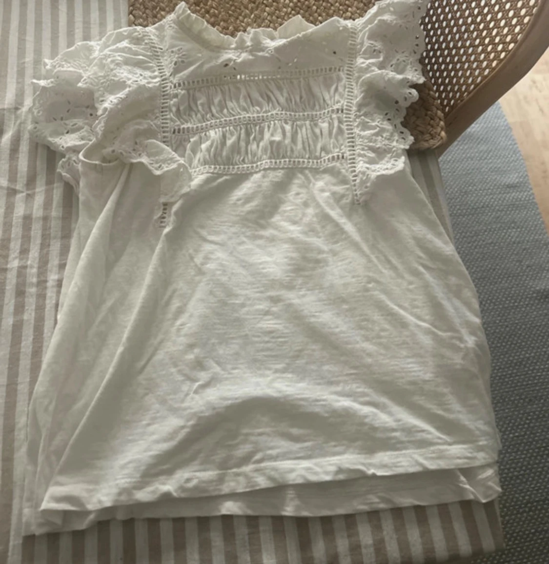 Vit blus med spets från Holly & Whyte