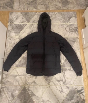 Svart pufferjacka från Everest - Säljer denna Everest jacka. Aldrig använt mamma köpte den till mig online men tyckte inte om den var för stor. Storlek S passar bra till M och även xs. Utan kvitto för den är köpt online.