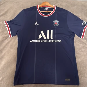 MESSI tröja PSG - Paris Saint-Germain fotbollströja med Messi 30-tryck, tillverkad av lätt och ventilerande material. Köpte den i Paris för några år sedan men har aldrig använt den då den var aldelles för stor för mig. självklart är den äkta och priset kan diskuteras