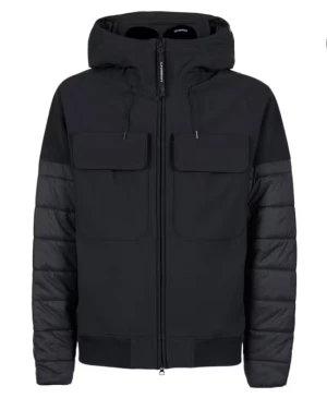 Svart Goggle Jacket från C.P. Company - Svart pufferjacka från C.P. Company med  goggles i huvan. Den är vadderad på ärmarna och ryggen. I nyskick bara använd några gånger. Ny pris 4910 kr köpt från miinto 